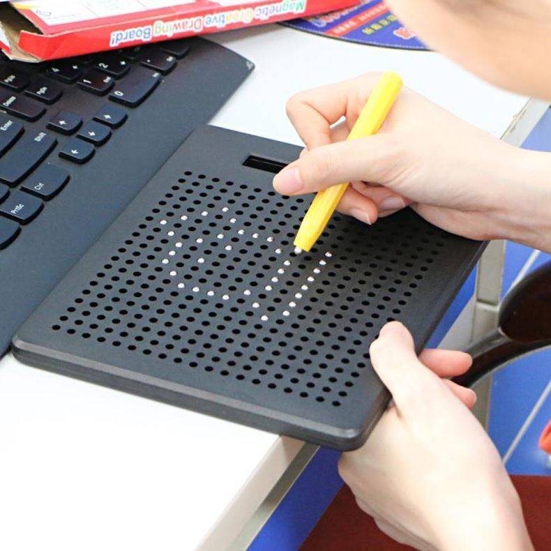 Készségfejlesztő mágneses rajztábla készlet – 380 mágneses golyóval, mintákkal és ceruzával (BB-11400) (3)