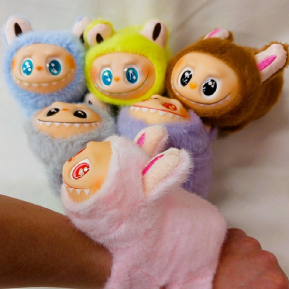 Éneklő_Labubu_plüss_csuklópánttal_interaktív_kabala_mozgatható_farokkal5